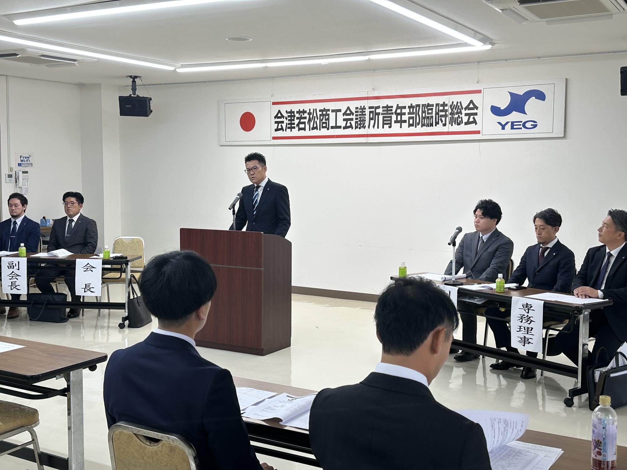 令和8年度臨時総会であいさつする会長