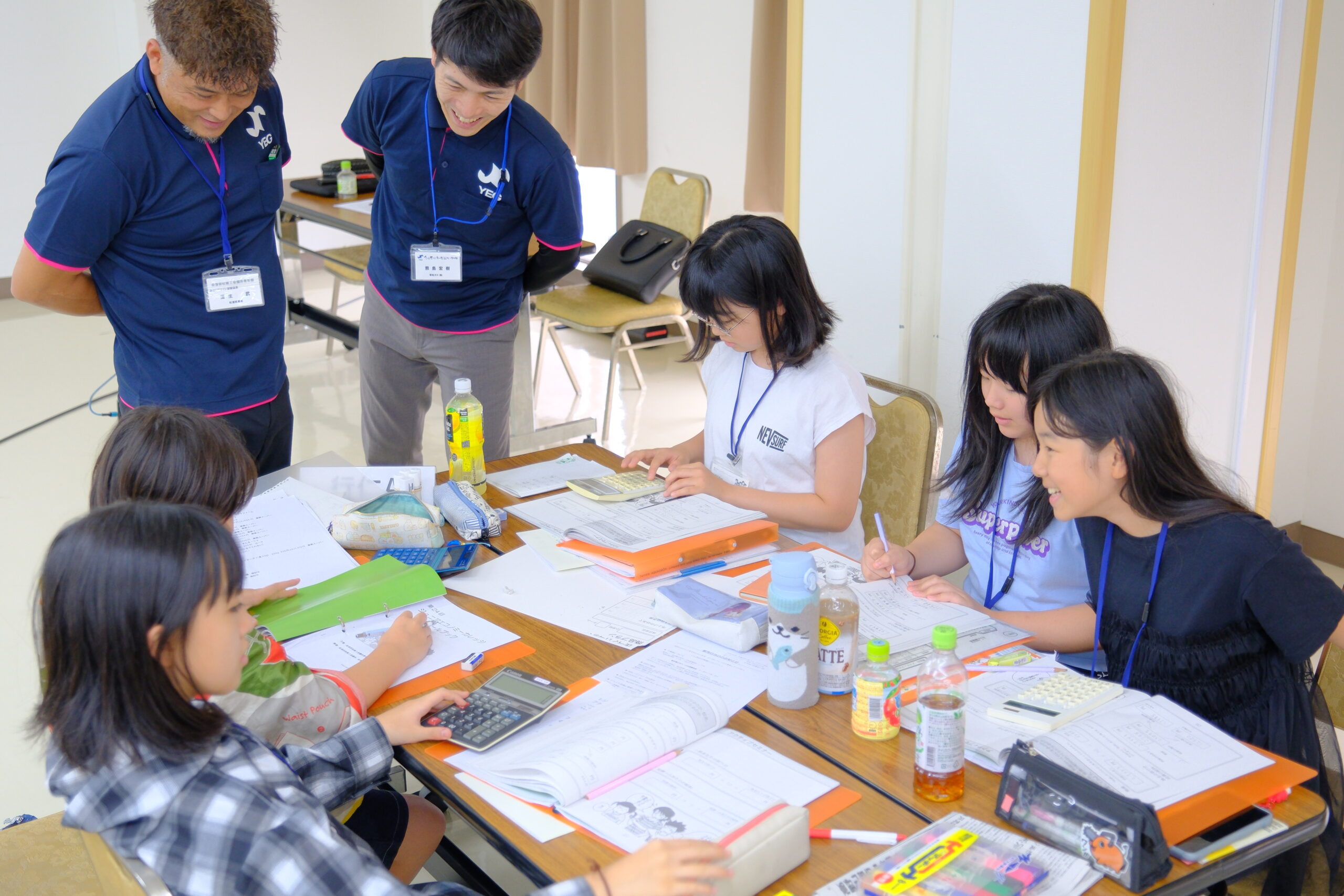子どもたちとYEGメンバーが一緒に販売計画を考える様子