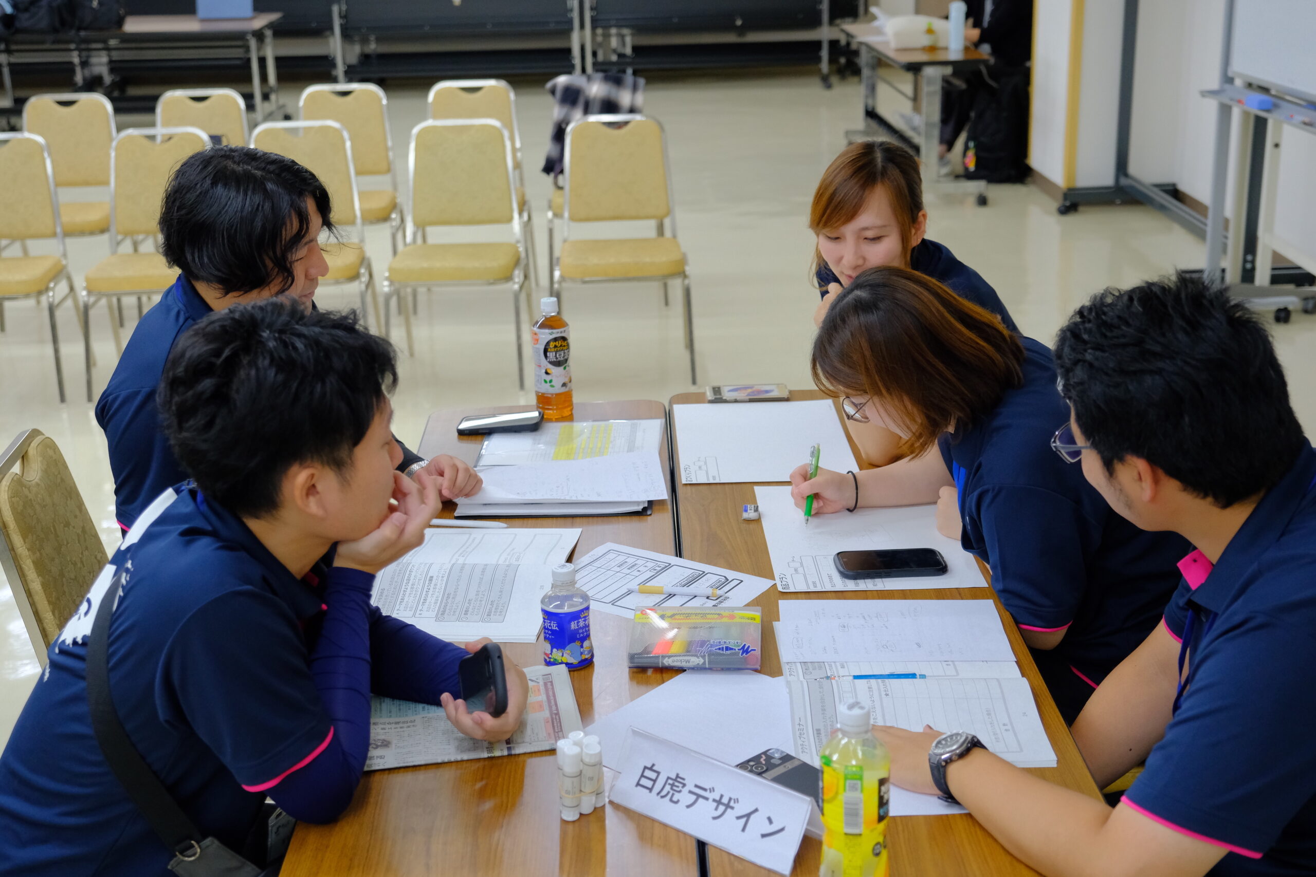 大人チーム「白虎デザイン」として課題に取り組むYEGメンバー